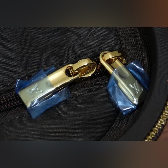 Louis Vuitton Ebene Trolley 4 Roues 70 CM Suitcase with Accessories - Picture 13 of 17